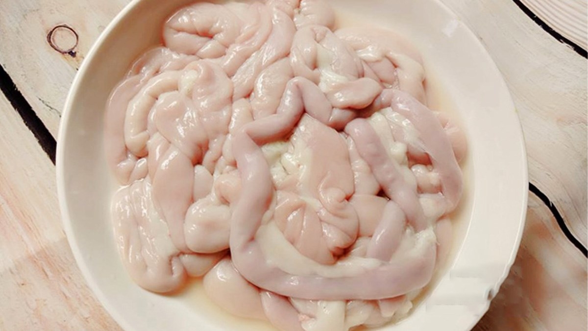 Chuẩn bị lòng dê tươi để xào dứa