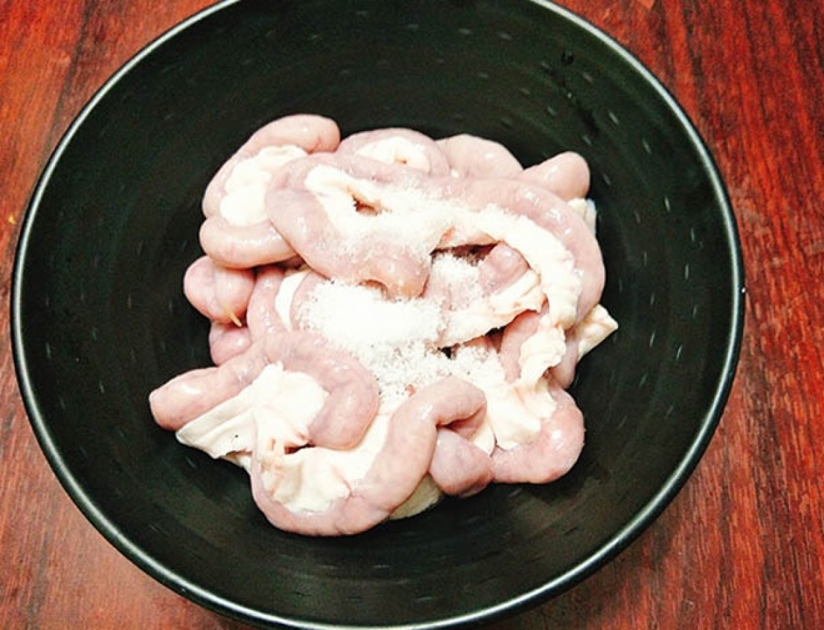 Ướp lòng dê trước khi nấu