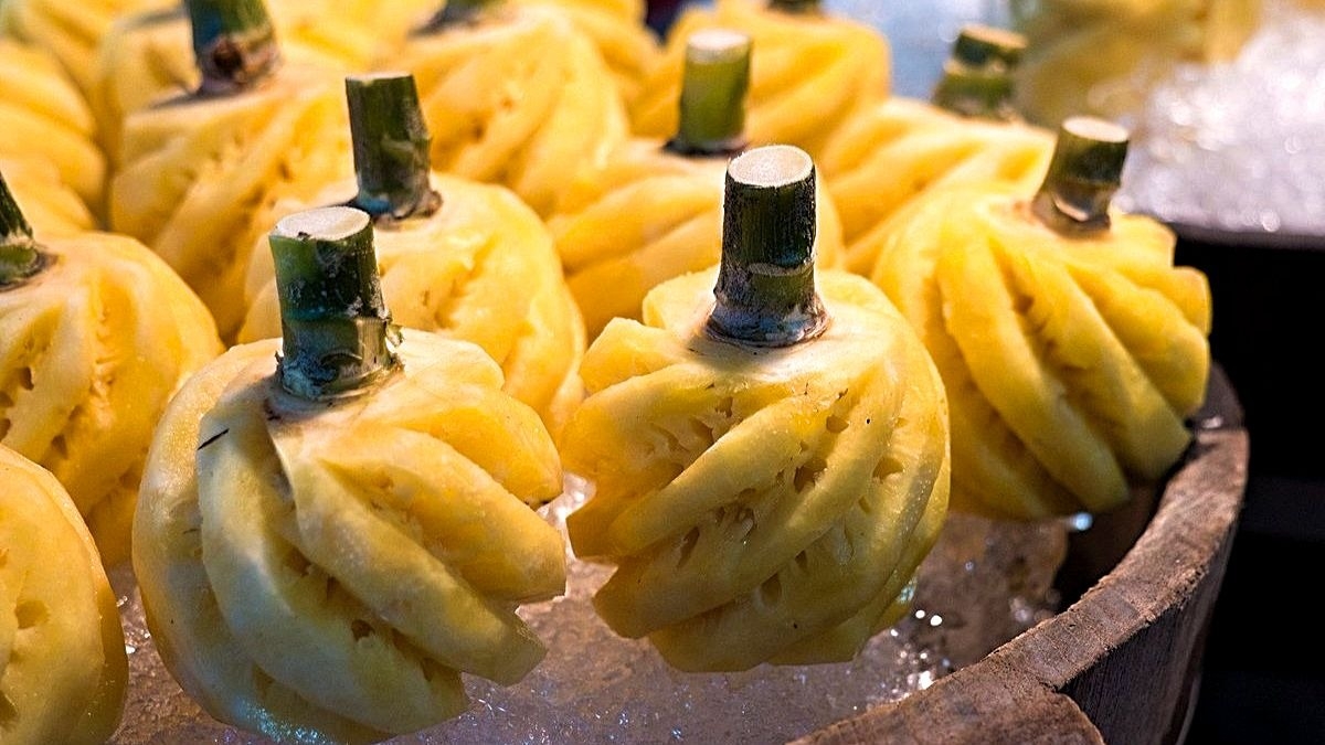 Nên chọn những quả dứa vừa chín tới, còn hơi xanh