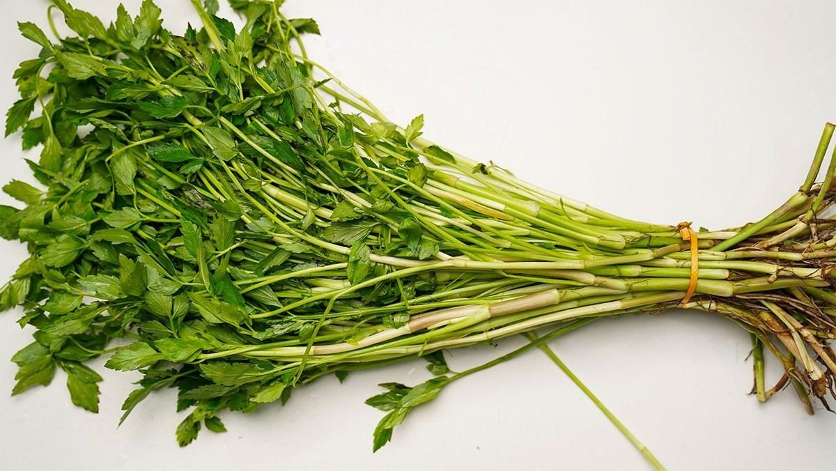 Rau cần để cả bó sẽ dễ dàng loại bỏ lá