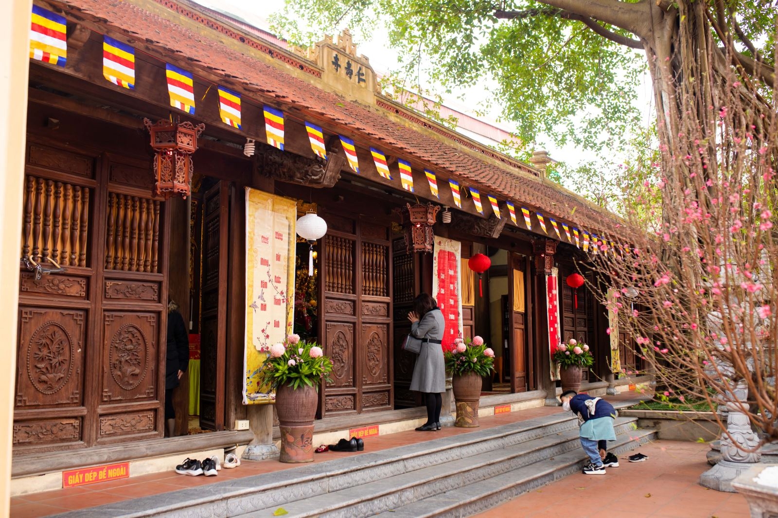 Đi lễ chùa để cầu mong điều tốt lành