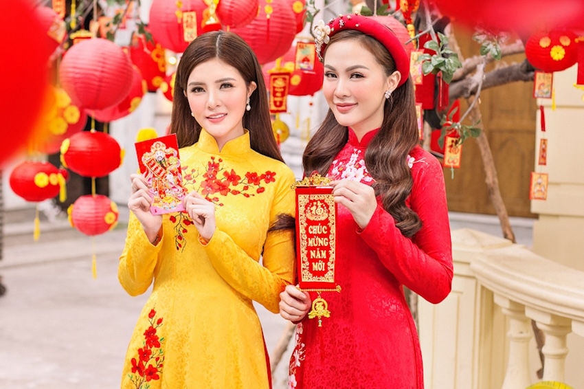 Mặc đồ màu đỏ và vàng vào đầu năm