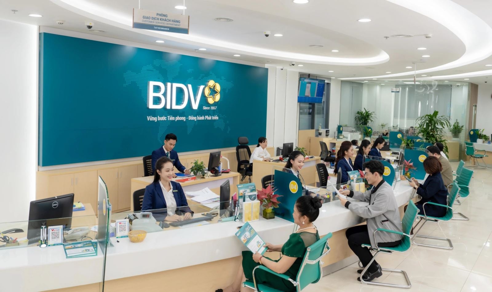 Thanh toán phí bảo hiểm nhân thọ AIA tại quầy giao dịch các ngân hàng