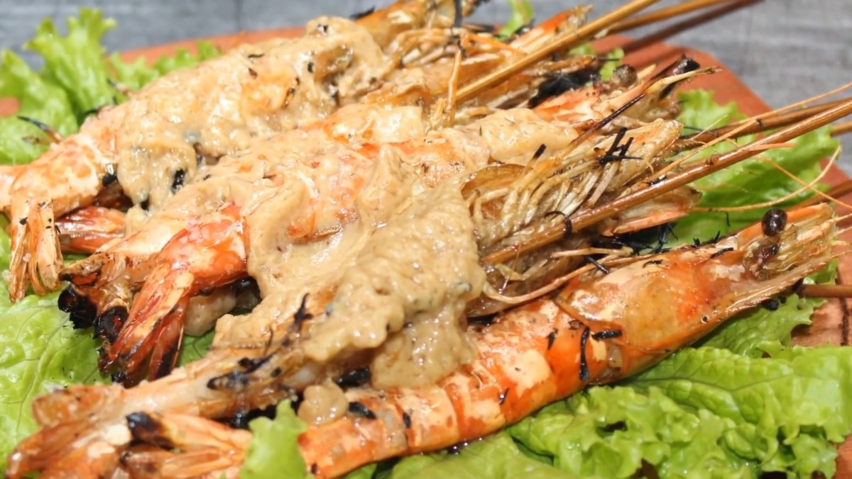 Tôm ủ muối thơm ngon cùng sốt bơ đậu phộng