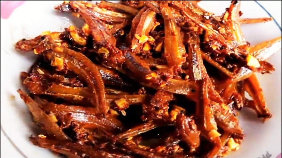 Cá cơm chiên tỏi ớt là món vừa đơn giản vừa thơm ngon