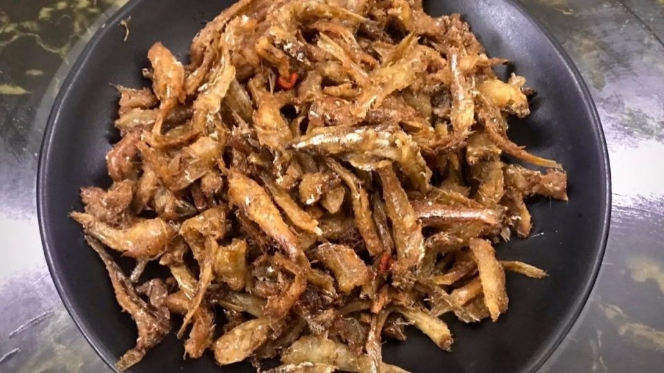 Cá cơm chiên nước mắm là món đơn giản nhưng có hương vị đậm đà