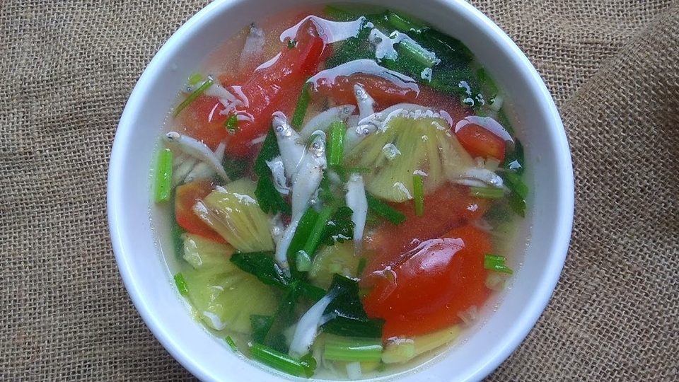 Canh ngót cá cơm chan vào cơm ăn cùng rất chuẩn vị miền Tây