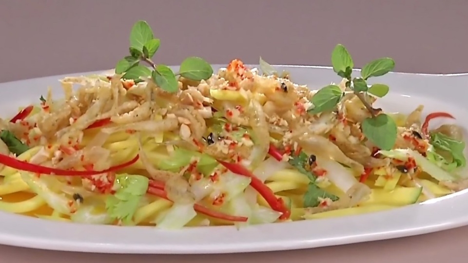 Gỏi xoài cá cơm có nhiều hương vị và độ tươi mát