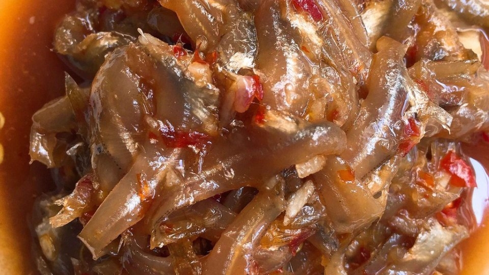 Mắm cá cơm sau khi ủ sẽ có màu đỏ đẹp mắt