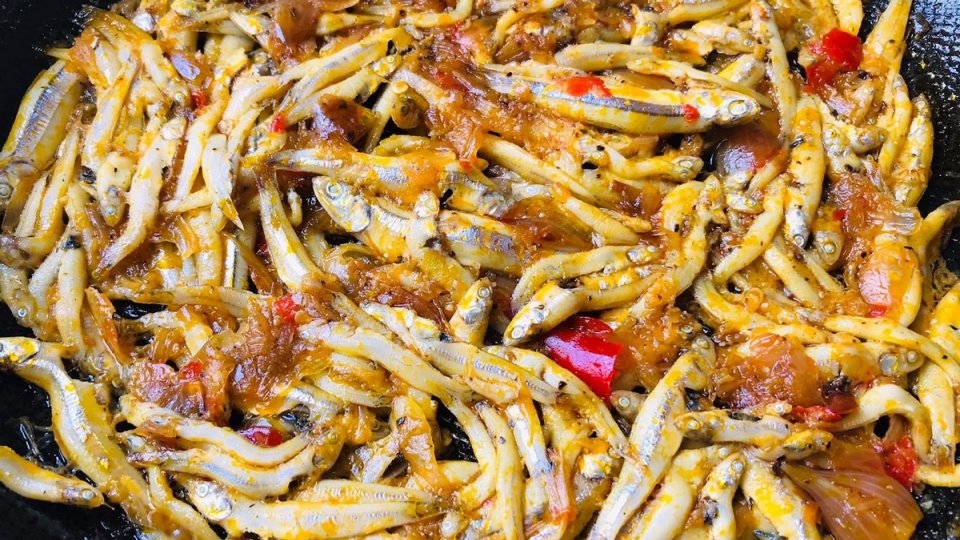 Cá cơm kho truyền thống là món ăn quen thuộc, ngon miệng và dễ làm