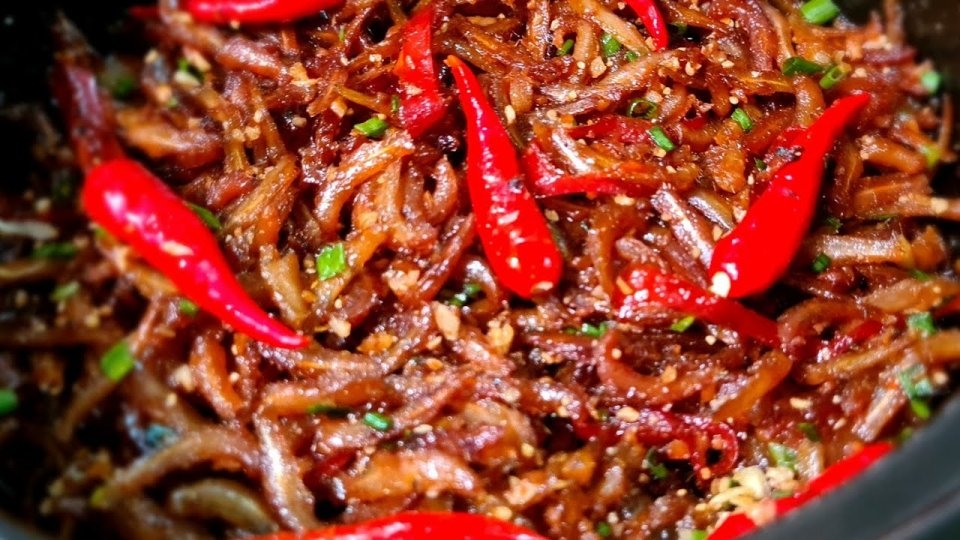 Cá cơm kho tiêu cũng là một món ăn quen thuộc trên mâm cơm người Việt
