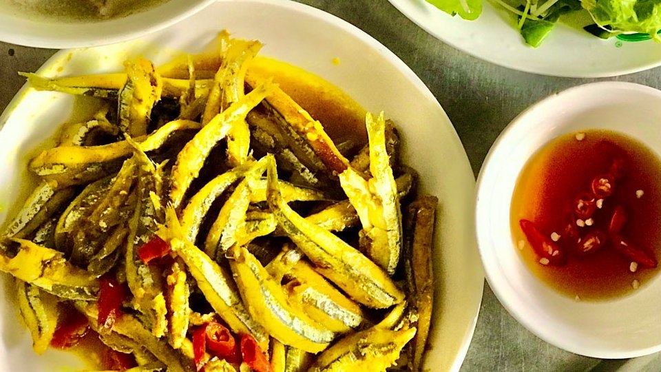 Cá cơm kho nghệ có màu sắc đẹp mắt