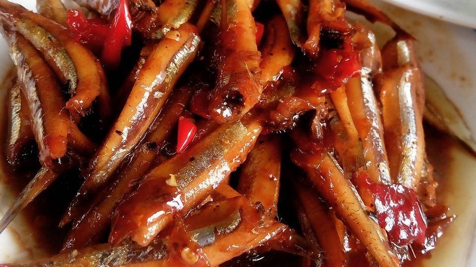Cá cơm kho keo rất hao cơm