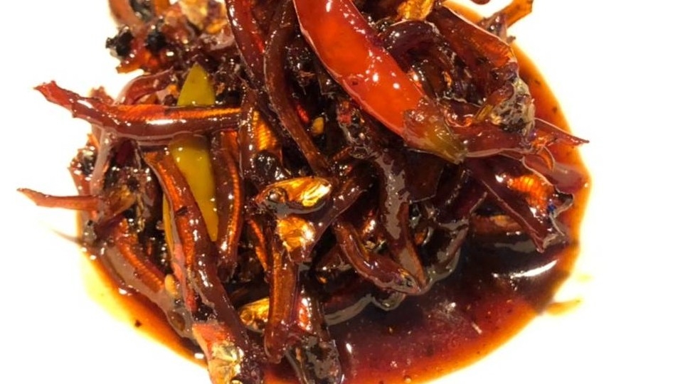Cá cơm kho quẹt là món ăn quen thuộc của ẩm thực miền Tây