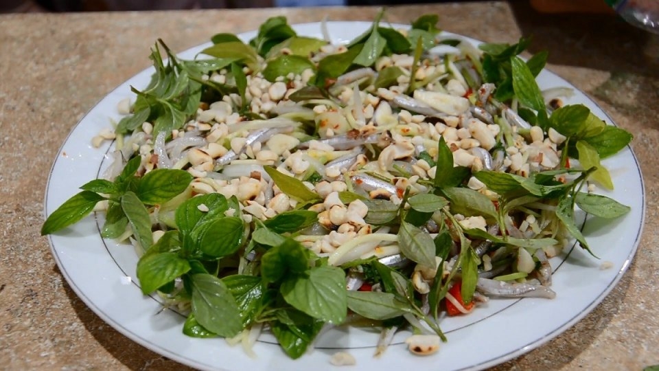 Gỏi cá cơm tươi là món ăn lạ miệng