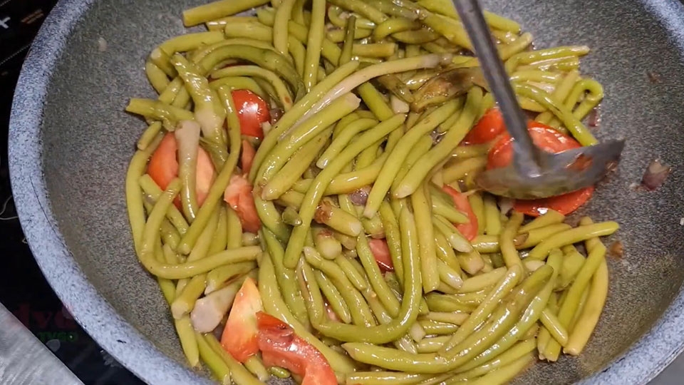 Xào ngó khoai và cà chua