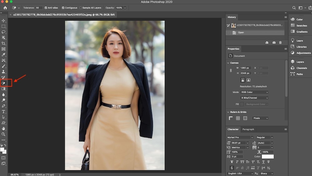Nhấn vào công cụ “Magic Eraser tools” để tách nền trên Adobe Photoshop
