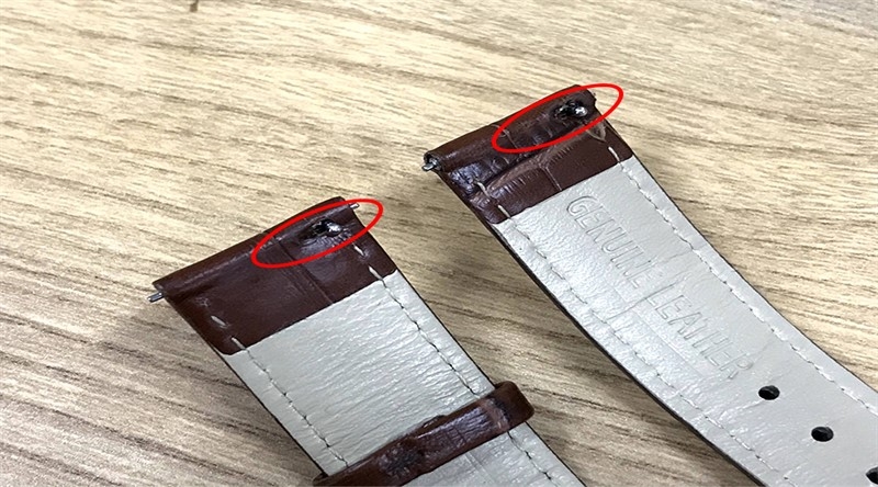 Cách thay dây đồng hồ da có chốt cài bước 1