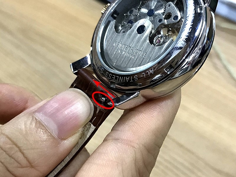 Cách thay dây đồng hồ da có chốt cài bước 2