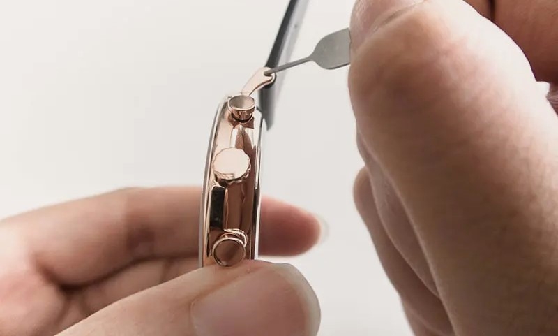 Cách để tháo dây đồng hồ da không có chốt cài bước 2