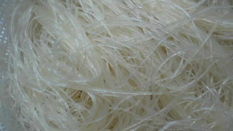 Trộn miến với dầu ăn hoặc lòng trắng trứng gà