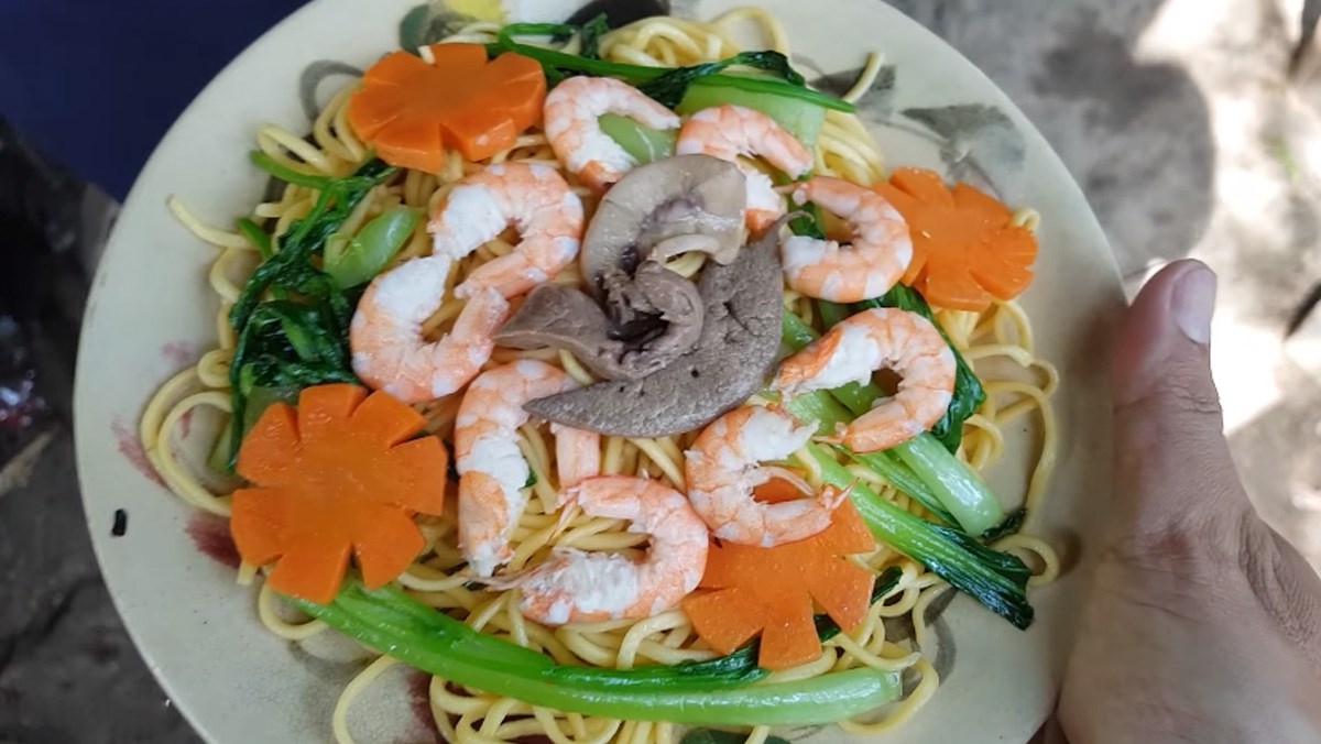 mì xào thập cẩm với mì trứng