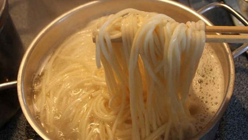 Trụng mì trứng cho sợi nở tơi mềm