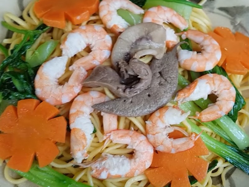 Hoàn thành món mì xào thập cẩm thơm ngon