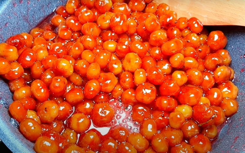 Các bước làm mứt chùm ruột ngào ớt cay 3