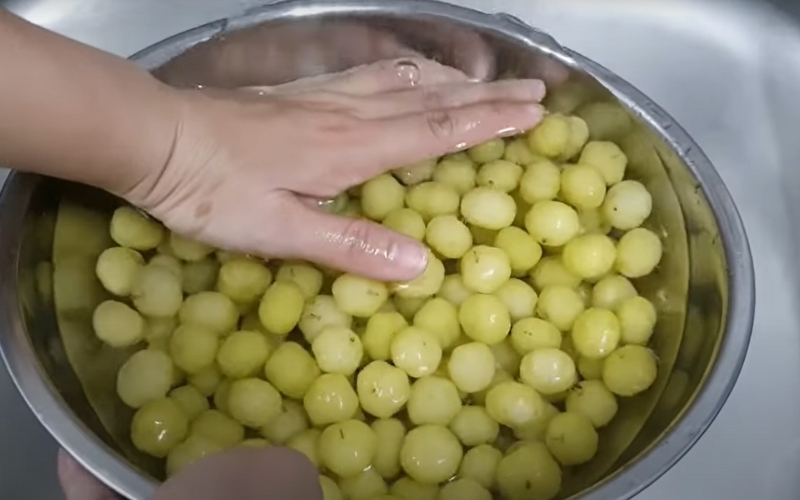 Các bước làm mứt chùm ruột ngào ớt cay 1