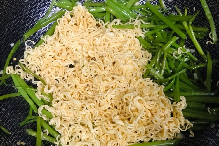 mì xào rau muống 5