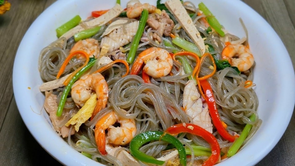 Miến xào hải sản đậm đà hương vị với nhiều loại hải sản thơm ngọt