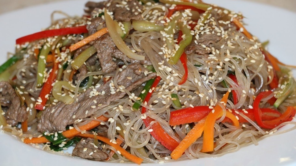 Xào miến với thịt bò là cách đổi món cho những ngày chán cơm