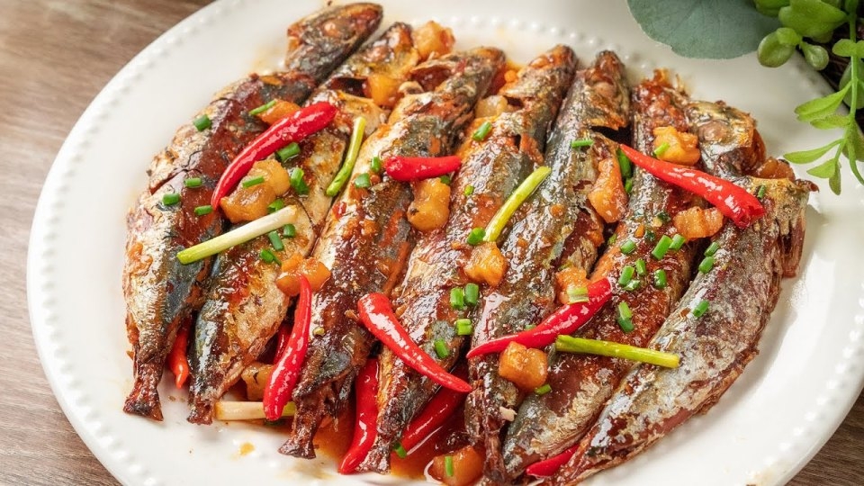 Cá nục kho cay cuốn miệng càng ăn càng mê