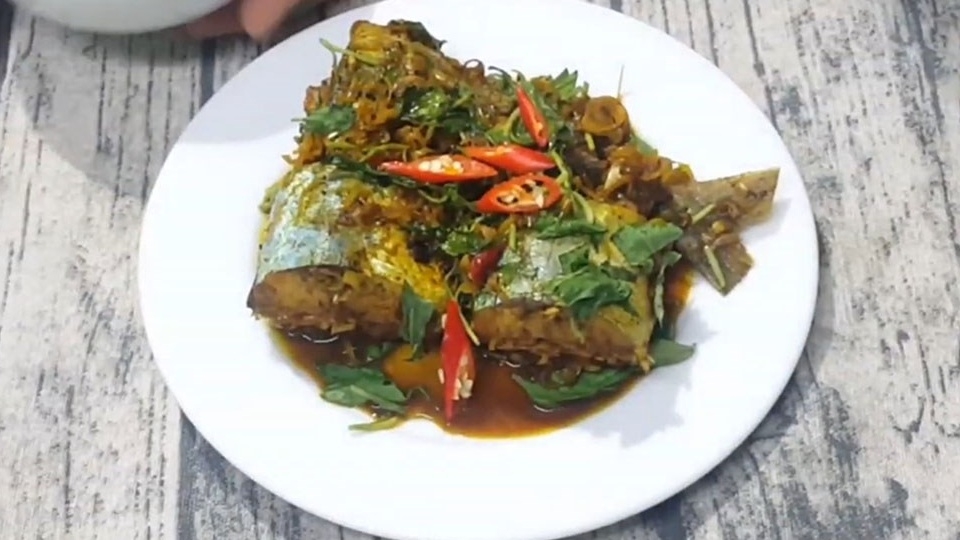 Món cá nục kho với sả ớt có hương vị đậm đà, vị tê cay của ớt và thơm mùi sả phi