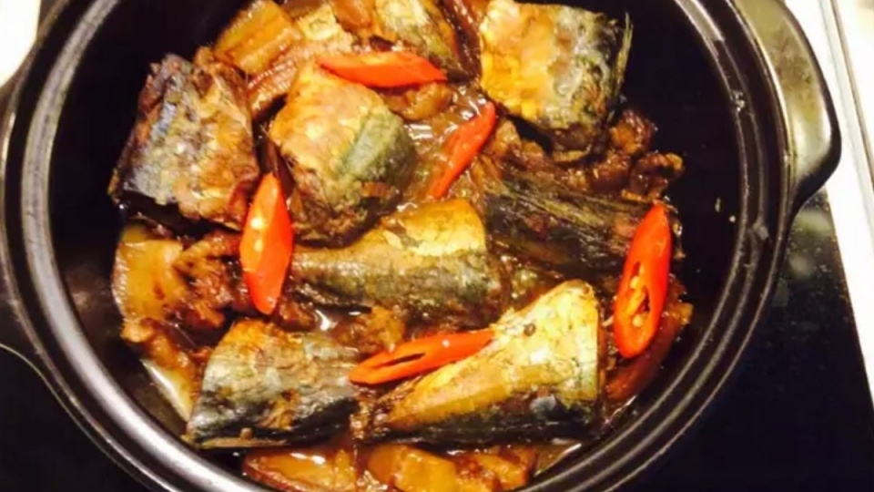 Nếu thích ăn cá kho có nước sốt thiên về vị chua, bạn nên kho cá nục cùng với khế