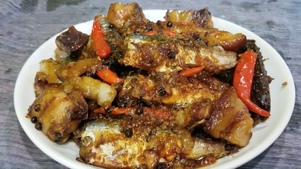 Cá nục kho thịt ba chỉ là món ăn dân giã, quen thuộc
