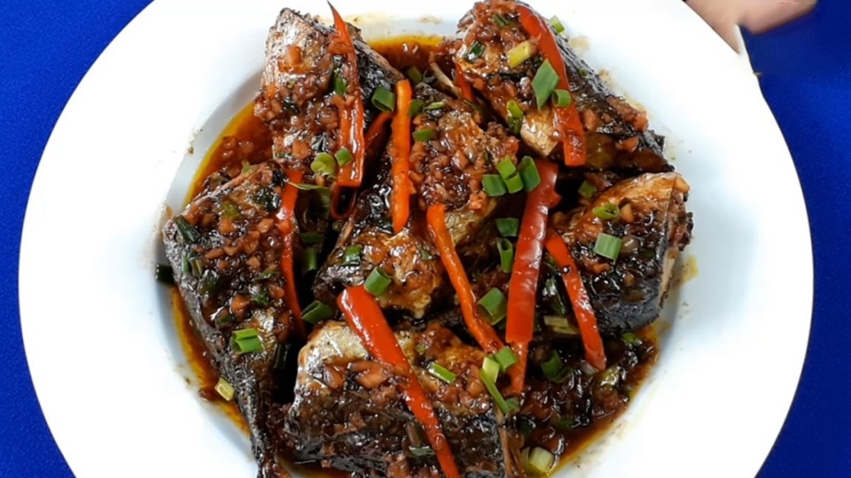 Cá nục kho tỏi ớt có cách thực hiện nhanh chóng, đơn giản