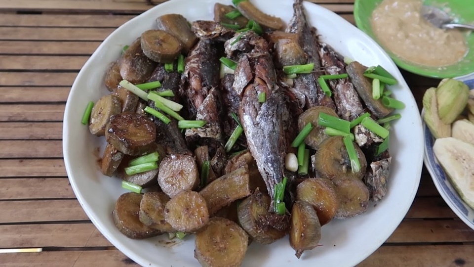 Kho cá nục với chuối xanh tạo cho món ăn hương vị độc đáo, lạ miệng