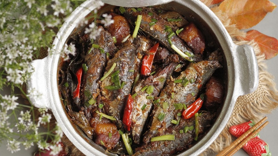 Cá nục kho nước dừa có nước sốt béo ngậy, thơm mùi nước dừa và tê cay