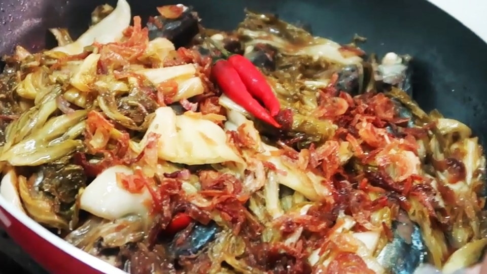 Cá nục kho dưa chua được biến tấu từ canh cá