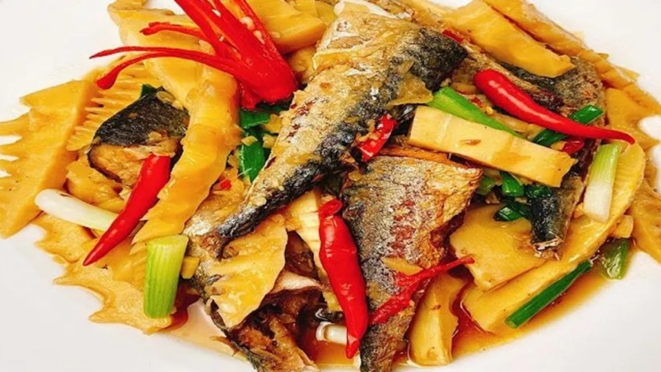 Cá nục kho măng sẽ ngon hơn nếu có thêm thịt ba chỉ