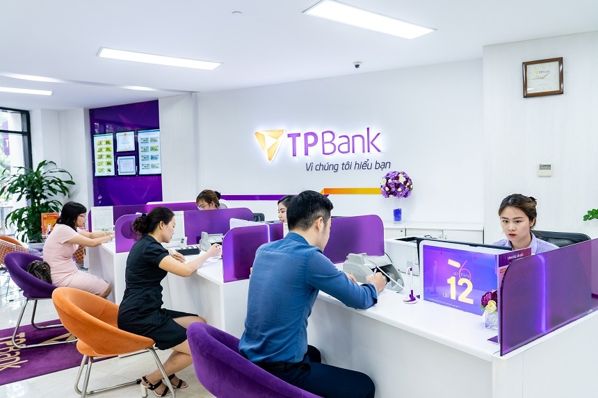 Tra cứu thông tin hợp đồng TPBank dễ dàng tại quầy giao dịch
