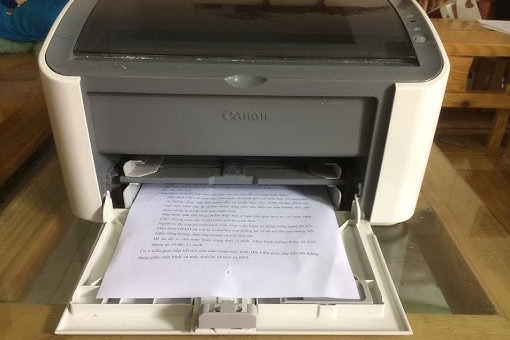 In thử bản in test sau khi thay mực máy in Canon để kiểm tra chất lượng