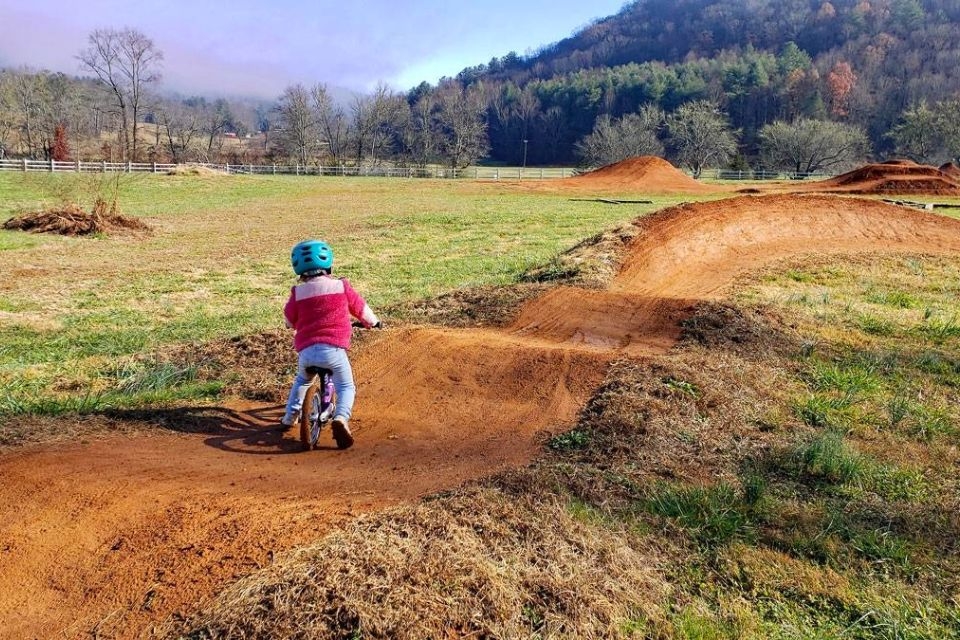 Xe chòi chân giúp bé rèn luyện khả năng tự lập