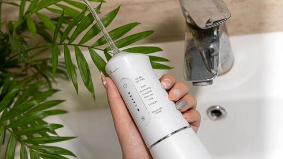 Máy tăm nước sạc không vào điện