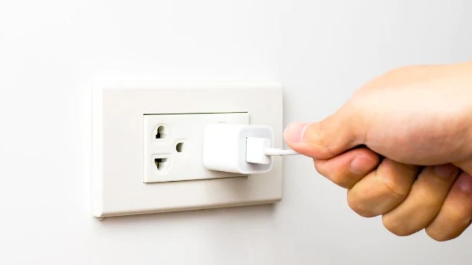 Kiểm tra dây sạc máy tăm nước