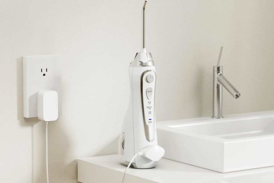 Hướng dẫn sạc máy tăm nước đúng cách