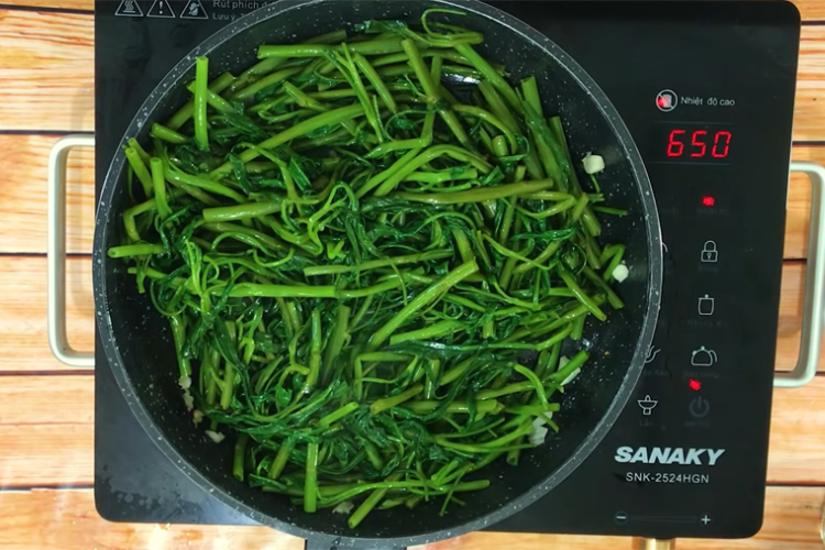 Cách xào rau muống ngon giòn, xanh mướt, làm bữa cơm thường ngày của gia đình trở nên ấn tượng hơn hình 4