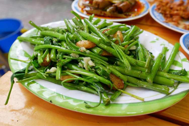 Cách xào rau muống ngon giòn, xanh mướt, làm bữa cơm thường ngày của gia đình trở nên ấn tượng hơn hình 5